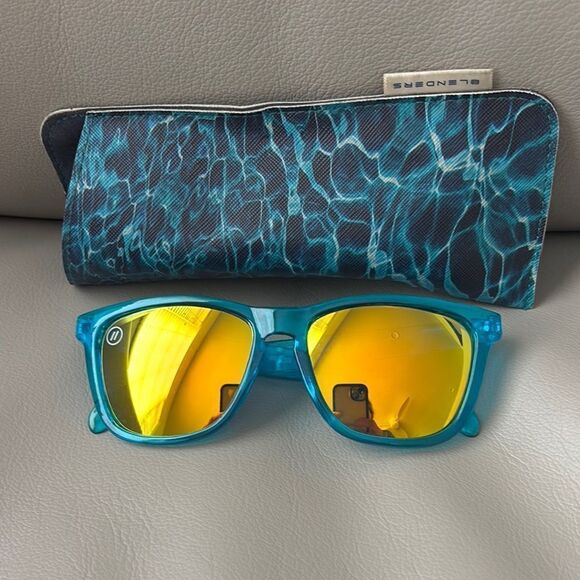 Blenders Aqua Lounge mirrored sunglasses